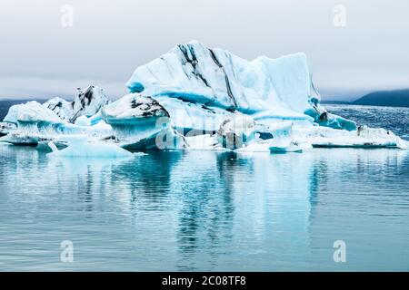 Icebergs bleus dans le lagon du glacier de Jokulsarlon, en Islande. Banque D'Images