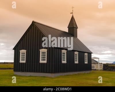 Petite église en bois noir à Budir, ouest de l'Islande Banque D'Images