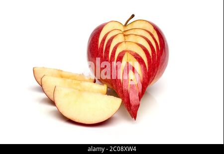 Pommes isolées. Fruit entier de pomme rouge avec tranche (coupée) isolée sur blanc avec passe-cheveux Banque D'Images