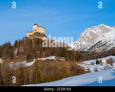 Château de Tarasp - Château de montagne fortifié dans les Alpes suisses, Engadine, Suisse. Banque D'Images