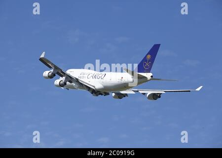 Aéroport d'Amsterdam Schiphol - le Boeing 747 du service de fret saoudien déchaîne Banque D'Images