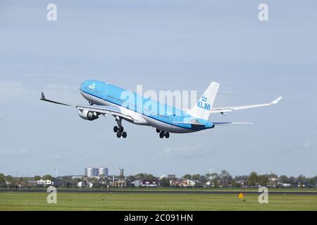 Aéroport d'Amsterdam Schiphol - KLM Airbus A330 décollage Banque D'Images