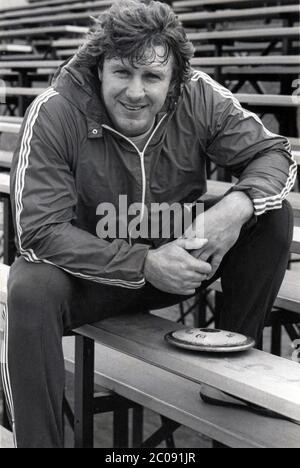 Portrait posé du grand Al Oerter, quatre fois médaillé d'or olympique. À long Island, New York, 1978 juste après une séance d'entraînement. Banque D'Images