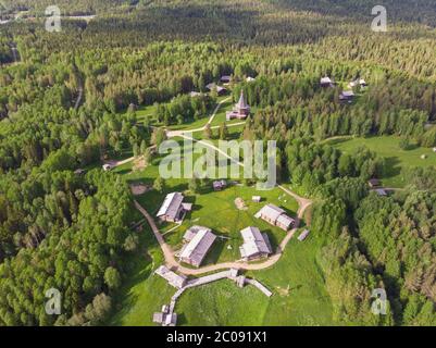 Juin 2020 - petits Karélians. Musée de l'architecture en bois à l'ouverture. Russie, région d'Arkhangelsk Banque D'Images