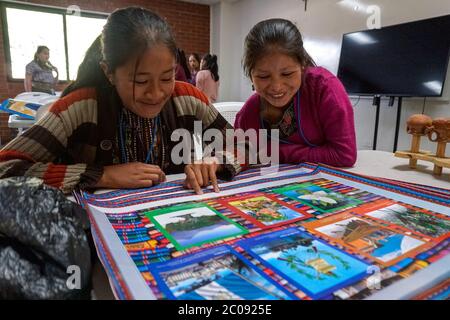 Virginia Saminez, 13 ans (à gauche), et Roxana Tuiz, 12 ans, font des autels pour commémorer la 198e journée de l’indépendance du Guatemala à l’école MAIA impact School, près de la ville de Sololá, au Guatemala, dans le sud-ouest du pays. Les autels sont fabriqués à partir de matériaux recyclés et mettent en valeur des éléments importants de l'identité guatémaltèque. (Brenda Leticia Saloj Chiyal, GPJ Guatemala) Banque D'Images