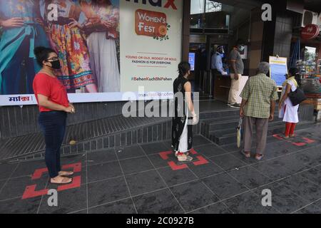 Kolkata, Inde. 11 juin 2020. Les Calcutta maintiennent une distance sociale avant d'entrer dans un centre commercial à Kolkata, Inde, le 11 juin 2020. (Photo de Suraranjan Nandi/Pacific Press/Sipa USA) crédit: SIPA USA/Alay Live News Banque D'Images