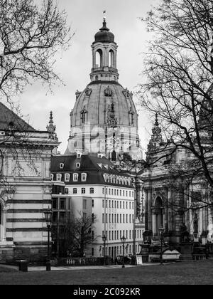 Dôme de Dresde Frauenkirche derrière les bâtiments de la vieille ville, Allemagne. Image en noir et blanc. Banque D'Images