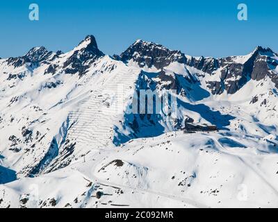 Journée d'hiver ensoleillée dans la station de ski alpin avec ciel bleu et neige blanche et lumineuse, Ischgl et Samnaun, Silvretta Arena, Autriche - Suisse Banque D'Images