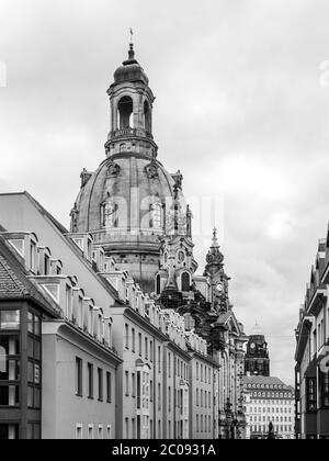 Dôme de Dresde Frauenkirche derrière les bâtiments de la vieille ville, Allemagne. Image en noir et blanc. Banque D'Images