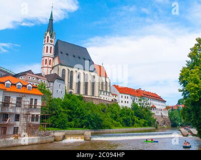 Eglise Saint-Vitus au-dessus de la Vltava à Cesky Krumlov, République tchèque Banque D'Images