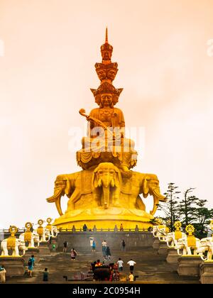 Bouddha d'or sur le sommet du mont Emei, Emeishan, Sichuan, Chine Banque D'Images