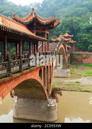 Pont chinois typique près de Leshan, Sichuan, Chine Banque D'Images