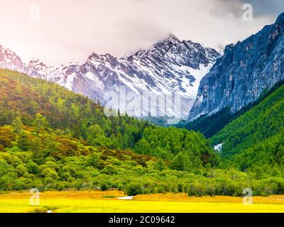 Montagne Chana Dorje dans la réserve naturelle de Yading, Daocheng, province du Sichuan, Chine. Banque D'Images