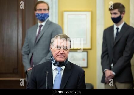 Le sénateur américain David Perdue (républicain de Géorgie) écoute lors d'une réunion d'affaires du Comité du Sénat américain sur le budget au Capitole des États-Unis à Washington, DC, États-Unis, le jeudi 11 juin 2020, alors qu'ils envisagent la nomination du directeur, Bureau de la gestion et du budget (OMB) Russell devrait être le Bureau de la gestion et du budget de la Maison Blanche. Crédit : Stefani Reynolds/CNP/MediaPunch Banque D'Images