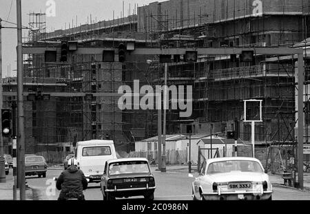 AJAXNETPHOTO. MARS 1975. BUCKLAND, PORTSMOUTH, ANGLETERRE. - RÉAMÉNAGEMENT DU LOGEMENT SOCIAL - CONSTRUCTION EN COURS À BUCKLAND, DANS LE CADRE DU PLAN DE LOGEMENT DU CONSEIL DE 1968 VISANT À MODERNISER LA RÉGION. PHOTO:JONATHAN EASTLAND/AJAX REF:7516 4 75 Banque D'Images