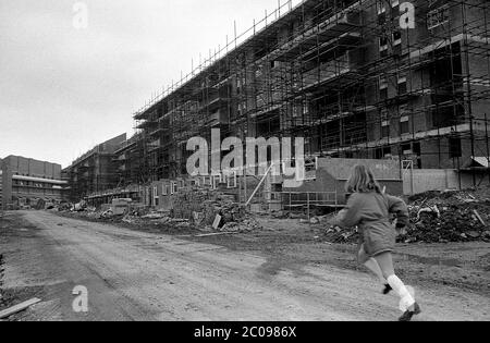 AJAXNETPHOTO. MARS 1975. BUCKLAND, PORTSMOUTH, ANGLETERRE. - RÉAMÉNAGEMENT DU LOGEMENT SOCIAL - CONSTRUCTION EN COURS À BUCKLAND, DANS LE CADRE DU PLAN DE LOGEMENT DU CONSEIL DE 1968 VISANT À MODERNISER LA RÉGION. PHOTO:JONATHAN EASTLAND/AJAX REF:7516 18 78 Banque D'Images