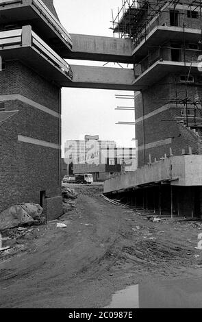 AJAXNETPHOTO. MARS 1975. BUCKLAND, PORTSMOUTH, ANGLETERRE. - RÉAMÉNAGEMENT DU LOGEMENT SOCIAL - CONSTRUCTION EN COURS À BUCKLAND, DANS LE CADRE DU PLAN DE LOGEMENT DU CONSEIL DE 1968 VISANT À MODERNISER LA RÉGION. PHOTO:JONATHAN EASTLAND/AJAX REF:7516 40 92 Banque D'Images