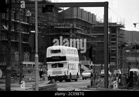 AJAXNETPHOTO. MARS 1975. BUCKLAND, PORTSMOUTH, ANGLETERRE. - RÉAMÉNAGEMENT DU LOGEMENT SOCIAL - CONSTRUCTION EN COURS À BUCKLAND, DANS LE CADRE DU PLAN DE LOGEMENT DU CONSEIL DE 1968 VISANT À MODERNISER LA RÉGION. PHOTO:JONATHAN EASTLAND/AJAX REF:7516 X 50 Banque D'Images