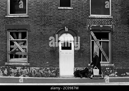 AJAXNETPHOTO. 31 JUILLET 1967. LANDPORT, PORTSMOUTH, ANGLETERRE. - AFFECTÉ - LOGEMENT EN TERRASSE VICTORIENNE ABANDONNÉ DANS LANDPORT ATTEND DÉMOLITION.PHOTO:JONATHAN EASTLAND/AJAX REF:356796 8A 127 Banque D'Images