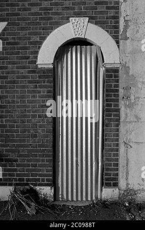 AJAXNETPHOTO. FÉVRIER 1968. PORTSMOUTH, ANGLETERRE. - PAS D'ENTRÉE - PORTE DE LA MAISON EN TERRASSE PRÉVUE POUR LA DÉMOLITION. PROBABLEMENT CARLISLE ROAD. PHOTO:JONATHAN EASTLAND/AJAX REF:831034 38 Banque D'Images