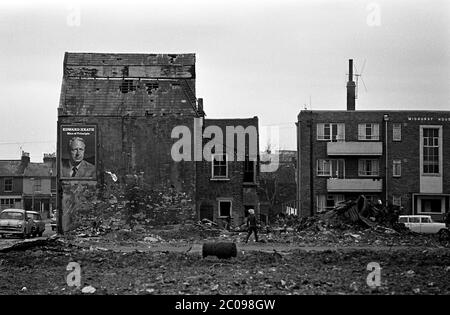 AJAXNETPHOTO. 10 MARS 1968. PORTSMOUTH, ANGLETERRE. - HOMME DE PRINCIPE - L'AFFICHE EDWARD HEATH DONNE SUR WASTELAND PRÈS DE LORD STREET OÙ DES LOGEMENTS VICTORIENS ONT ÉTÉ DÉMOLIS. LA MAISON DE MIDHURST (À DROITE) A SURVÉCU AU CARNAGE. PHOTO:JONATHAN EASTLAND/AJAX REF:3568138 1A 43 Banque D'Images