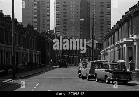 AJAXNETPHOTO. 4 JUIN 1968. PORTSMOUTH, ANGLETERRE. - MONOLITHES MONTANT - VUE LE LONG DE LA ROUTE BRADFORD; LA TOUR DE SOMERSTOWN BLOCS DISTANTS. LOGEMENT EN TERRASSE À DROITE DEPUIS LA DÉMOLITION PHOTO :JONATHAN EASTLAND/AJAXREF:3568156 21A 53 Banque D'Images