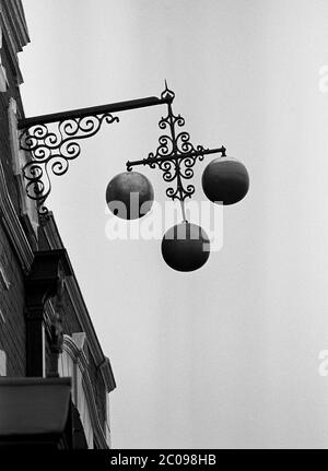 AJAXNETPHOTO. 14 SEPTEMBRE 1969. PORTSMOUTH, ANGLETERRE. - SIGNE DES TEMPS - TRADITIONNEL TROIS BOULES PAWNBROKER SIGNE SUSPENDU À L'EXTÉRIEUR DE MAGASIN DANS LA RUE ARUNDEL. PHOTO:JONATHAN EASTLAND/AJAX REF:356947 15 63 Banque D'Images