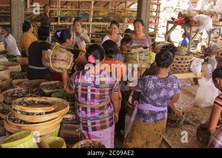 Des femmes locales vêtues de batik préparant des offrandes pour une fête à venir, à Bali, en Indonésie Banque D'Images