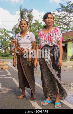 Les femmes balinaises locales à Bali, Indonésie, vêtues de robe batik pour la fête Banque D'Images