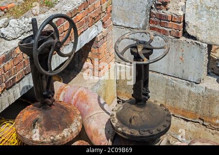 Grandes vannes rouillées sur l'alimentation principale en eau abandonnée Banque D'Images