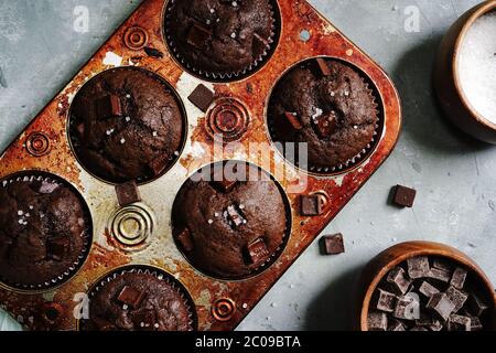 Muffins aux copeaux maison DoubleChocolatec, concentration sélective Banque D'Images