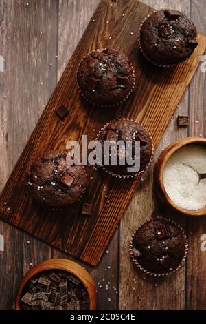 Muffins aux copeaux maison DoubleChocolatec, concentration sélective Banque D'Images