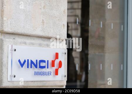 Bordeaux , Aquitaine / France - 06 01 2020 : Vinci immobilier logo signe sur le mur agence agence de l'immobilier français centre de développement grand c Banque D'Images