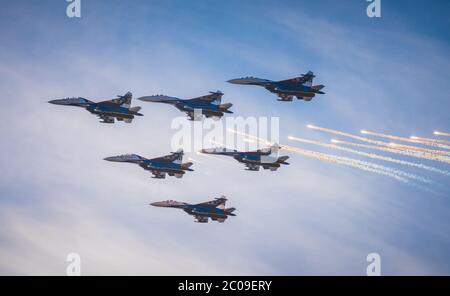 Silhouettes d'avions de chasse russe Su-27 dans le ciel Banque D'Images