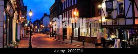 Vue en soirée dans High Street, Rochester City, Kent County, Angleterre, Royaume-Uni Banque D'Images