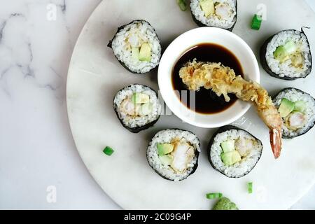 Roulé de sushi à la crevettes tempura maison, gingembre mariné, wasabi et sauce soja Banque D'Images