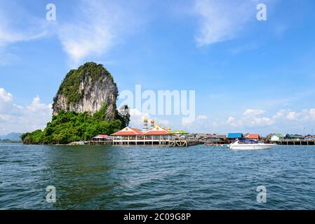 Île de Koh Panyee ou Punyi en été Banque D'Images