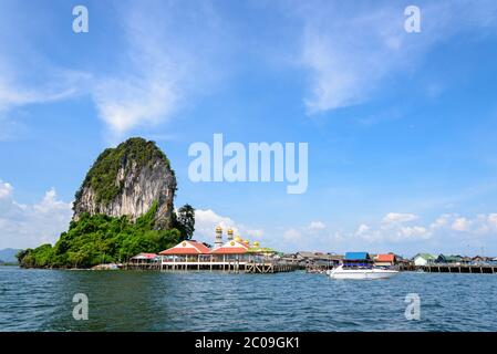 Île de Koh Panyee ou Punyi en été Banque D'Images