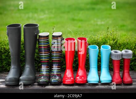 Cinq paires de bottes de pluie colorées Banque D'Images