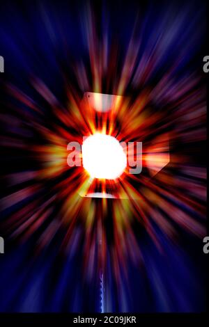 Image centrale d'un spot de projecteur Sunbeam qui projette de puissants faisceaux de lumière rouges et bleus. Banque D'Images