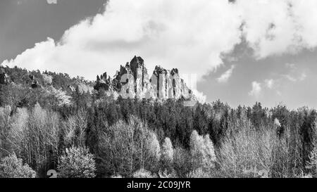 Crête monumentale en grès de Suche Skaly, alias Dry Rocks, près de Mala Skala dans le Paradis de Bohême, République tchèque. Image en noir et blanc. Banque D'Images