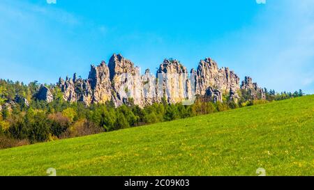 Crête monumentale en grès de Suche Skaly, alias Dry Rocks, près de Mala Skala dans le Paradis de Bohême, République tchèque. Banque D'Images