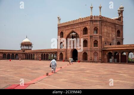 Les musulmans marchent avec leurs tapis de prières à l'intérieur de Jama Masjid après l'ouverture de la plupart des lieux religieux alors que l'Inde soulage les restrictions de verrouillage que nous Banque D'Images