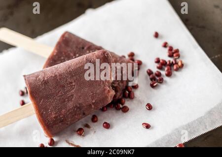 Popsicle de haricots rouges adzuki. Les glaces sont une façon délicieuse de se rafraîchir pendant les chaudes journées d'été, elles sont faites de glace de haricots adzuki rouges, un petit sup asiatique Banque D'Images