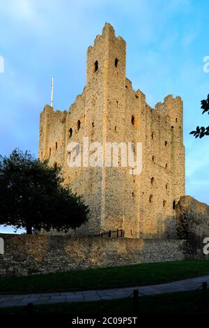 Vue sur le château de Rochester, Rochester City, comté de Kent, Angleterre, Royaume-Uni Banque D'Images