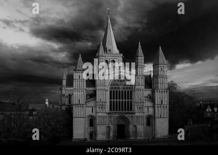 Vue en soirée sur la cathédrale de Rochester, Rochester City, comté de Kent, Angleterre, Royaume-Uni Banque D'Images