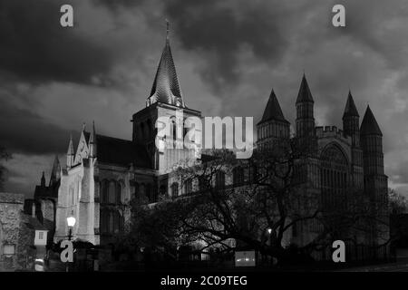 Vue en soirée sur la cathédrale de Rochester, Rochester City, comté de Kent, Angleterre, Royaume-Uni Banque D'Images