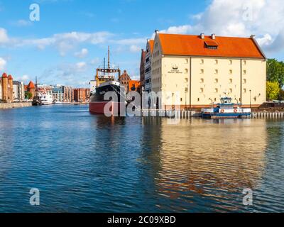 GDANSK, POLOGNE - 25 AOÛT 2014 : navire SS Soldek - cirage de charbon et cargo pour le minerai. Sur la rivière Motlawa au Musée maritime national de Gdansk, Pologne. Banque D'Images