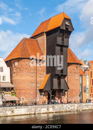 GDANSK, POLOGNE - 25 AOÛT 2014 : ancienne ville de Gdansk avec la rivière Motlawa et la grue. Banque D'Images