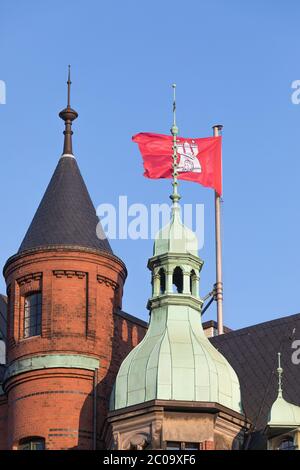 Drapeau dans le quartier historique des entrepôts de Hambourg Banque D'Images